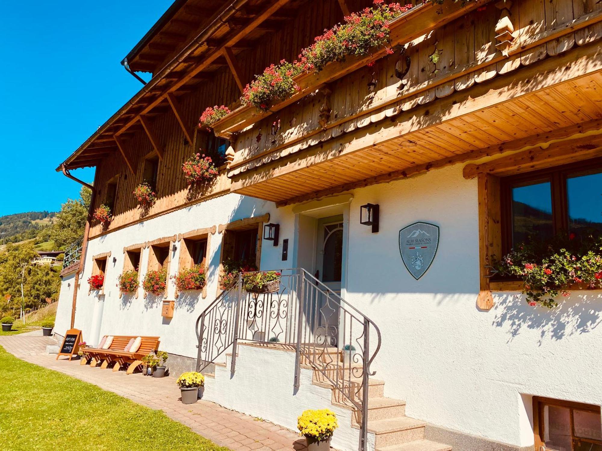 Alm Seasons Premium Chalet & Studios Saalbach-Hinterglemm Esterno foto